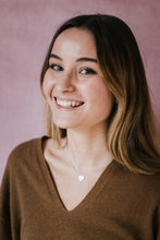 Cargar imagen en el visor de la galería, Colgante de plata con forma de corazon, la cadena de plata lo atraviesa dandole un toque especial.