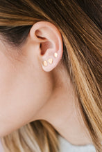 Cargar imagen en el visor de la galería, Pendiente de plata plano, con forma irregular, cortado a mano