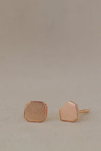 Cargar imagen en el visor de la galería, Pendiente de plata plano, con forma irregular, cortado a mano