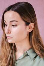 Cargar imagen en el visor de la galería, Pendiente de plata plano, con forma irregular, cortado a mano
