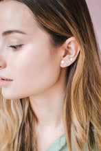 Cargar imagen en el visor de la galería, Pendiente de plata plano, con forma irregular, cortado a mano