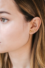 Cargar imagen en el visor de la galería, Pendientes de plata, bañados en oro amarillo, con forma de pepita irregular