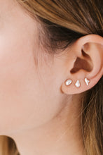 Cargar imagen en el visor de la galería, Pendientes de plata con forma de pepita irregular