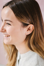 Cargar imagen en el visor de la galería, Pendientes de plata con forma de pepita irregular