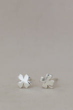 Cargar imagen en el visor de la galería, Pendiente trebol plata