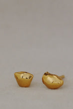 Cargar imagen en el visor de la galería, Pendientes de plata, bañados en oro amarillo, con forma de pepita irregular
