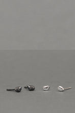 Cargar imagen en el visor de la galería, Pendientes de plata con forma de pepita irregular
